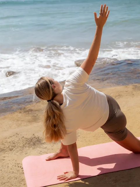 Surf mobility session on the beach with Jana