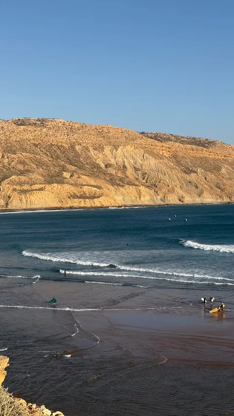 Lucka and Janča, the hosts of Lalla Surf, by the ocean
